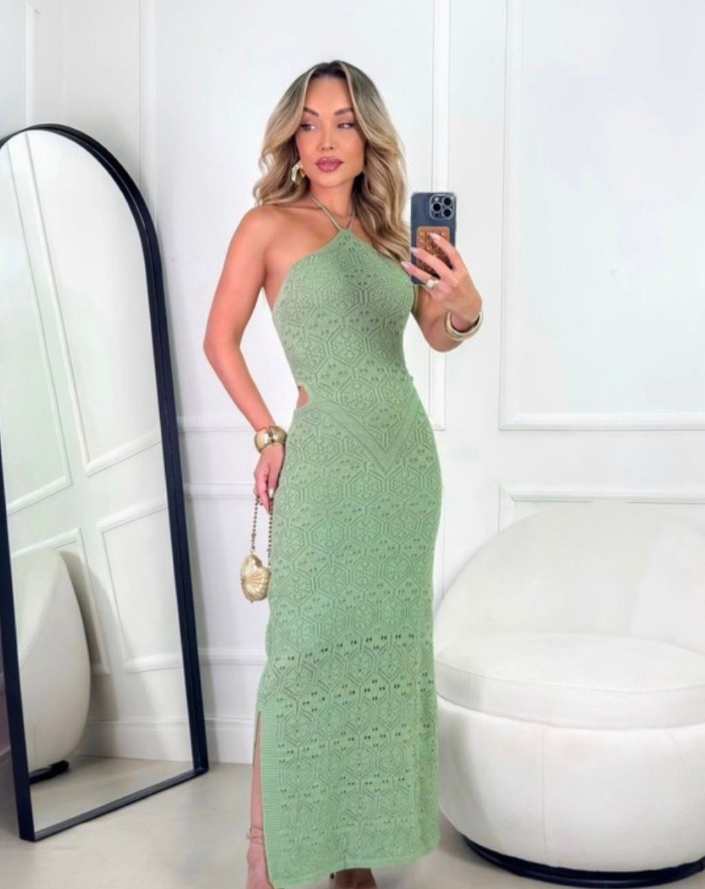 Vestido Longo de Tricô Vazado Frente Única com Recortes Laterais