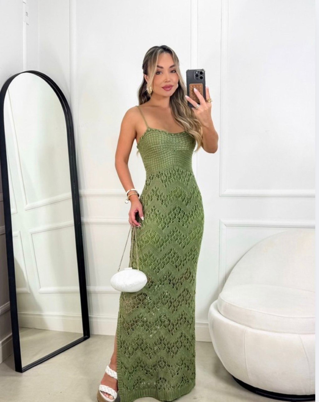 Vestido Longo de Tricô Vazado com Alças Finas