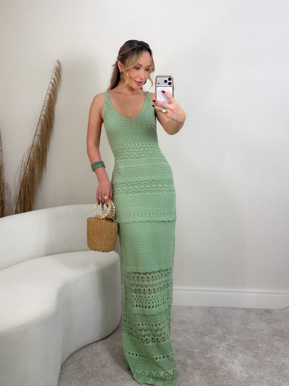 Vestido Longo de Tricô Vazado com Decote V